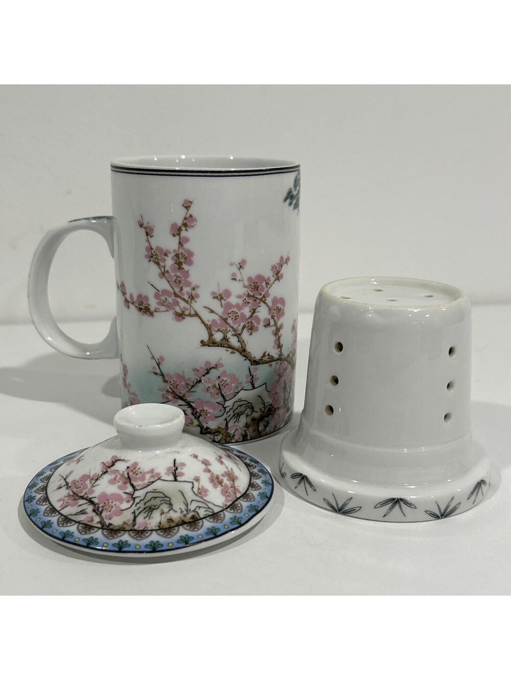 Porcelain Chinese Tea Mug With Infuser and Lid Bao Qin Pattern